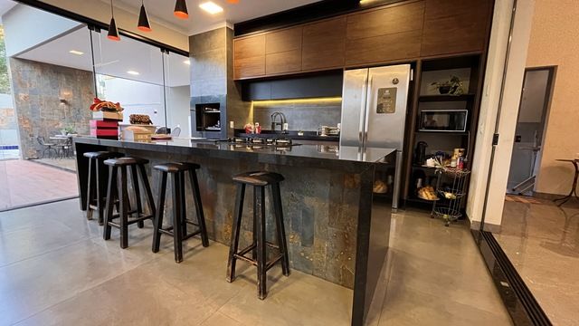 &nbsp;Residência de Alto Padrão à Venda no Condomínio Vila Nova – Nova Andradina/MS<div><br></div><div>Apresentamos uma excelente oportunidade para quem busca conforto, segurança e qualidade de vida em um dos endereços mais valorizados de Nova Andradina/MS. Localizada no Condomínio Residencial Vila Nova, esta residência foi concebida com ambientes amplos, modernos e perfeitamente distribuídos para atender às necessidades de quem prioriza bem-estar e sofisticação.</div><div><br></div><div>Distribuição do Imóvel</div><div><br></div><div>A casa dispõe de uma planta harmônica e funcional, composta por:</div><div>•&nbsp;01 Suíte Master ampla, projetada para proporcionar privacidade e conforto, com espaço diferenciado para o descanso.</div><div>•&nbsp;02 Suítes Simples, ideais para família ou visitantes, garantindo praticidade e comodidade.</div><div>•&nbsp;Sala de Estar e Jantar Integrada, ambiente moderno e acolhedor, perfeito para convivência e recepção de convidados.</div><div>•&nbsp;Área de Serviço reservada, com excelente ventilação e praticidade no dia a dia.</div><div>•&nbsp;Depósito, oferecendo apoio para organização e armazenamento.</div><div>•&nbsp;Área Gourmet, projetada para momentos especiais, com integração ao espaço externo.</div><div>•&nbsp;WC Social, estrategicamente posicionado para atender às áreas comuns da residência.</div><div>•&nbsp;Garagem para 02 Carros, com fácil acesso e ótima circulação.</div><div>•&nbsp;Piscina, proporcionando lazer, relaxamento e valorização estética ao imóvel.</div><div><br></div><div>Estrutura do Condomínio</div><div><br></div><div>O Condomínio Vila Nova oferece infraestrutura completa e ambientes planejados para o bem-estar de seus moradores, incluindo:</div><div>•&nbsp;Quadra de Vôlei, ideal para prática esportiva e atividades em grupo.</div><div>•&nbsp;Parque Infantil, garantindo diversão e segurança para as crianças.</div><div><br></div><div>Localização e Benefícios</div><div><br></div><div>Situado em área nobre da cidade, o condomínio proporciona tranquilidade, privacidade e fácil acesso aos principais pontos de Nova Andradina. O ambiente familiar, seguro e acolhedor torna este imóvel uma excelente escolha para quem busca morar bem com qualidade e exclusividade.</div>